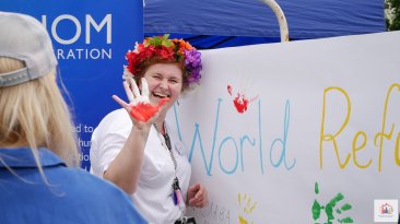 uśmiechnięta kobieta, na dłoni barwy Polski