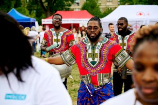 Tańce obywateli Nigerii podczas pikniku