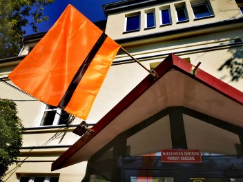 pomarańczowa flaga nawiązująca swoją symboliką do kamizelek ratunkowych