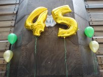 Powiększ obraz: żólte balony jako liczba 45 symbolizujące 45 jubileusz powstania Domu Pomocy Społecznej Budowlani