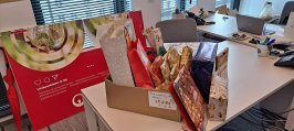 Powiększ obraz: świąteczne torbki stojące na stole z prezentami dla usamodzielnianych wychowanków pieczy zastępczej