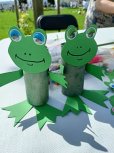 Powiększ obraz: Dwie zielone żabki wykonane z papieru