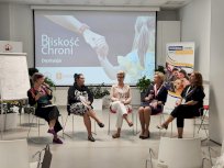 Powiększ obraz: Zdjęcie przedstawia dyskusję pomiędzy ekspertami panelu