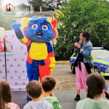 Powiększ obraz: Dzieci na pikniku