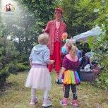 Powiększ obraz: Dzieci na pikniku