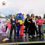 Powiększ obraz: Dzieci na pikniku