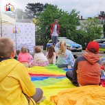 Powiększ obraz: Dzieci na pikniku