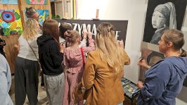 Powiększ obraz: „Zatrzymaj się, to wystarczy” – wyjątkowy wernisaż prac naszych wychowanek - Zdjęcie nr 3