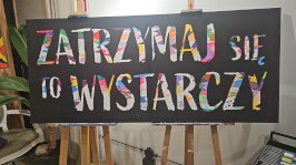 Powiększ obraz: „Zatrzymaj się, to wystarczy” – wyjątkowy wernisaż prac naszych wychowanek - Zdjęcie nr 1