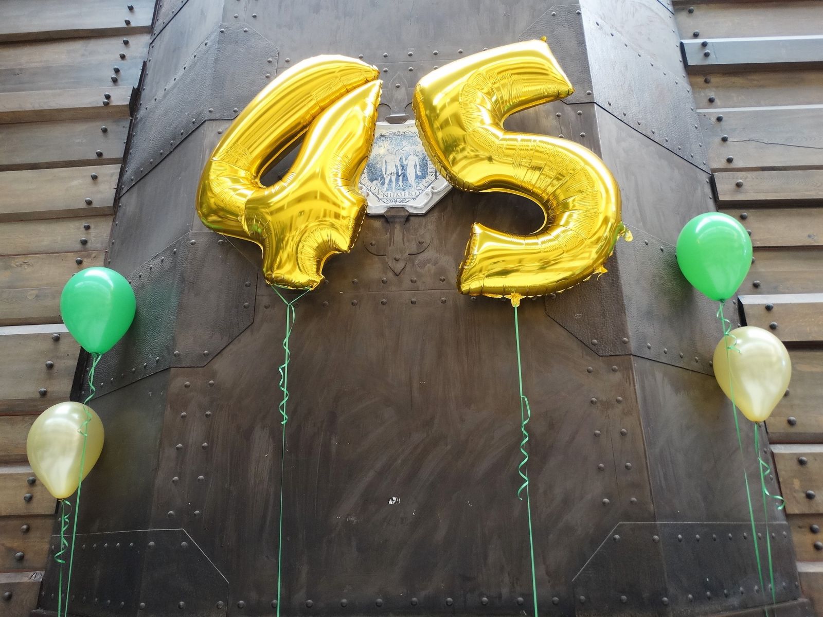 żólte balony jako liczba 45 symbolizujące 45 jubileusz powstania Domu Pomocy Społecznej Budowlani